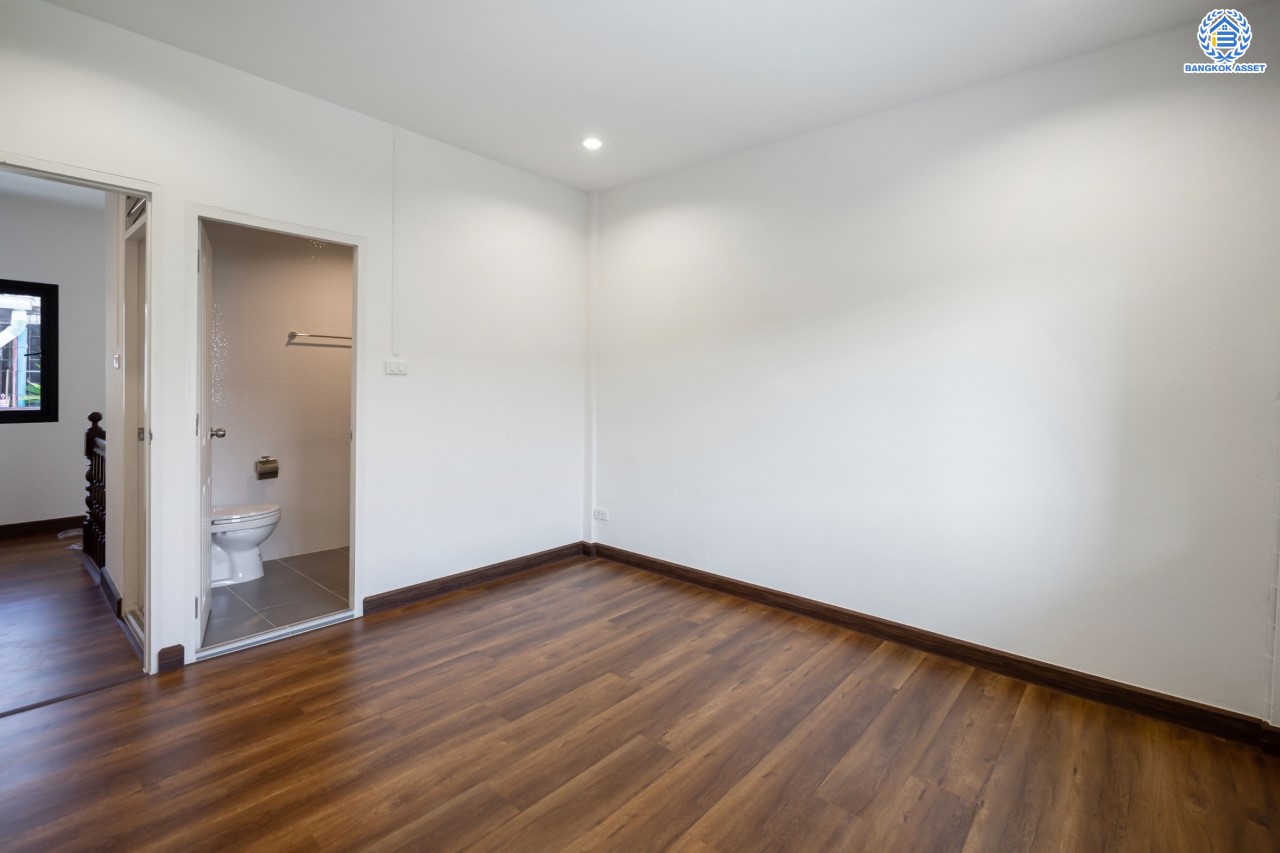 บ้านมือสองตกแต่งใหม่ หน้าโครงการติดรถไฟฟ้า "สถานีไทรม้า"!! ม.ซื่อตรง รัตนาธิเบศร์ ทาวน์เฮ้าส์ หลังใหญ่ เนื้อที่ 26 ตร.ว. ฟังก์ชัน 3 ห้องนอน 2 ห้องน้ำ 1 ที่จอดรถ ทำเลใกล้ เซ็นทรัลรัตนาธิเบศร์ และทางด่วน "งามวงศ์วาน"